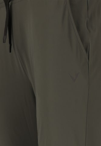 Virtus Tapered Hose 'Alonso V2' in Grün