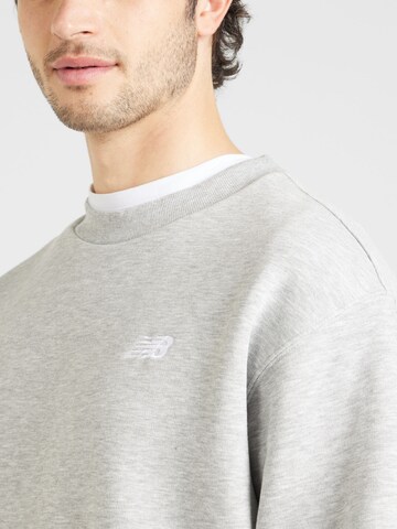 new balance Свитшот в Серый