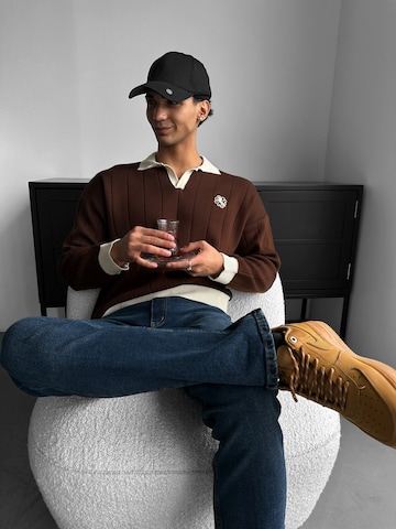 Pull-over 'Oversized Embroidered Polo Sweater - Brown' Kleidermafia en marron