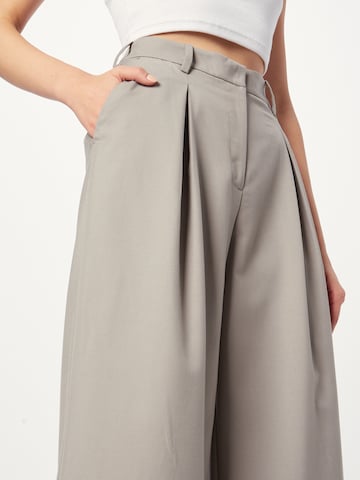 WEEKDAY Wide leg Pleat-Front Pants 'Indy' in Grey