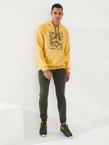 Sweat-shirt Tommy Life en jaune