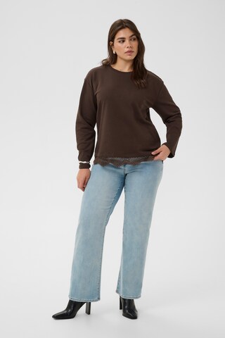 KAFFE CURVE Sweatshirt 'KCsophia' i brun