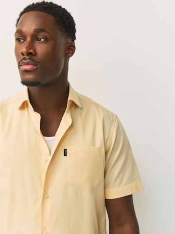 Next - Ajuste regular Camisa en amarillo