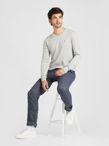 Pullover 'ESSENTIAL' di TOMMY HILFIGER in grigio
