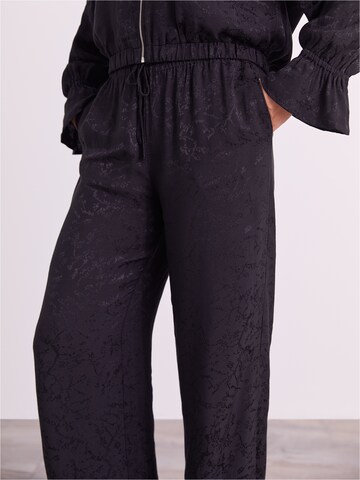 Loosefit Pantalon 'Vicky' ABOUT YOU x Iconic by Tatiana Kucharova en noir