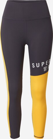 Skinny Pantalon de sport Superdry en gris : devant