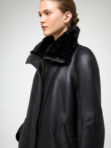 V S P Wintermantel 'Prescillia' in Zwart