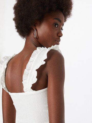 Haut 'Pella' Gina Tricot en blanc