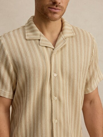 DAN FOX APPAREL Comfort Fit Риза 'Joschua' в бежово