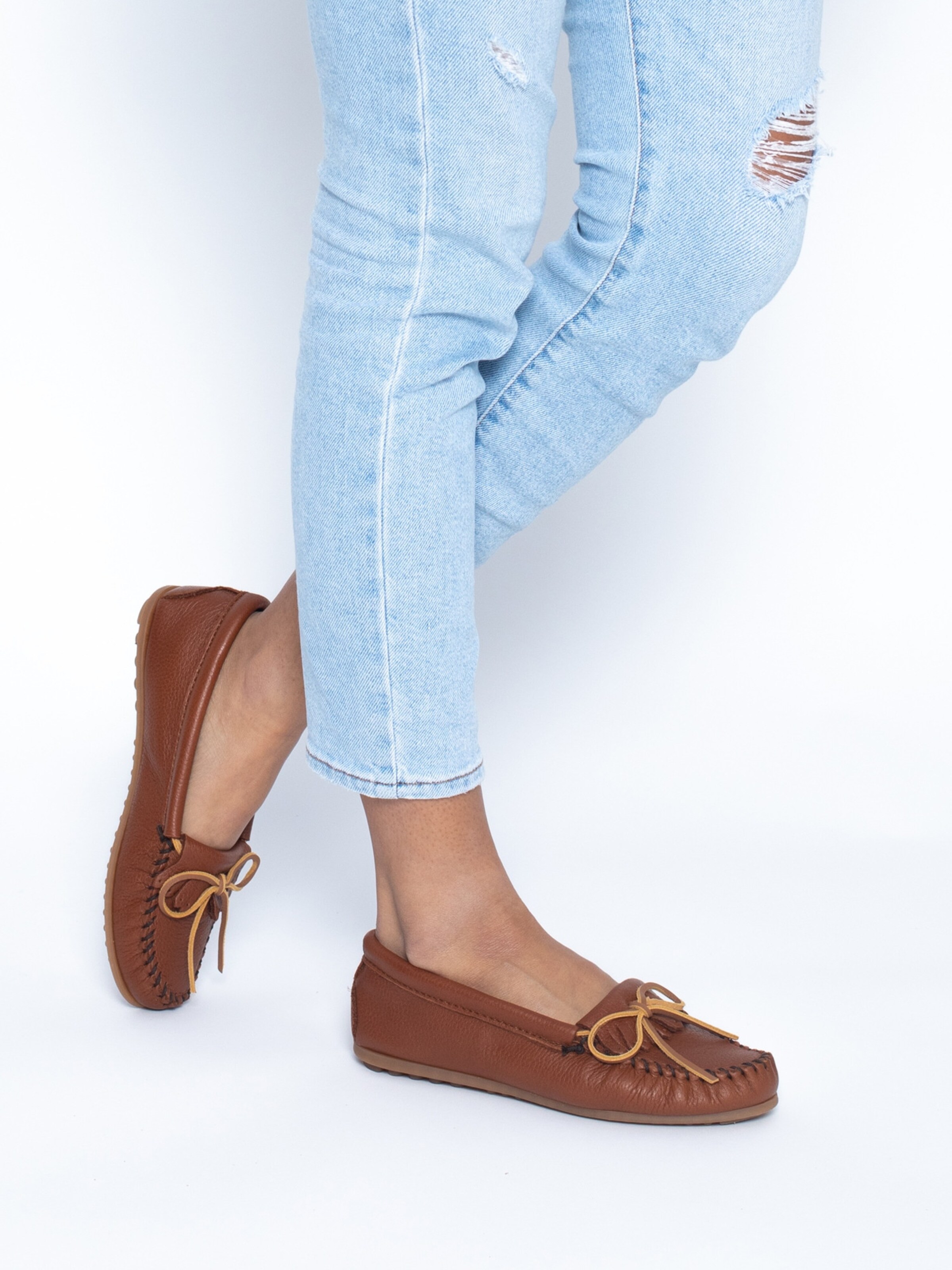 Minnetonka Mokasyny 'Deerskin Kilty' w kolorze brązowy: przód