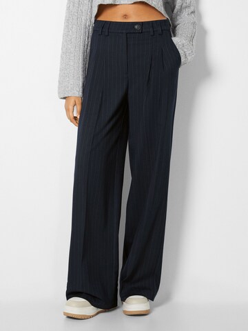 Bershka Wide leg Pleat-front trousers in Blue: front