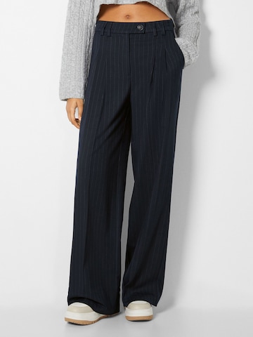 Bershka Wide leg Pleat-front trousers in Blue: front