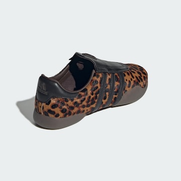 ADIDAS ORIGINALS Slip-on 'Taekwondo Mei' in Bruin