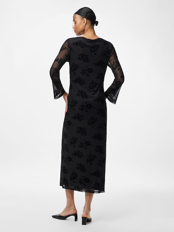 PIECES - Vestido 'PCFLIKKA' en negro