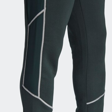 ADIDAS SPORTSWEAR - regular Pantalón deportivo 'Essentials Reflect-In-The-Dark Fleece' en verde