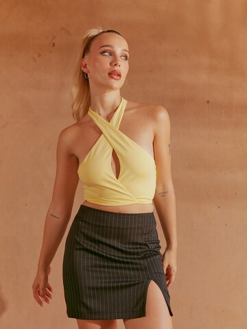 Ema Louise x ABOUT YOU Top 'Ayla' in Yellow: front