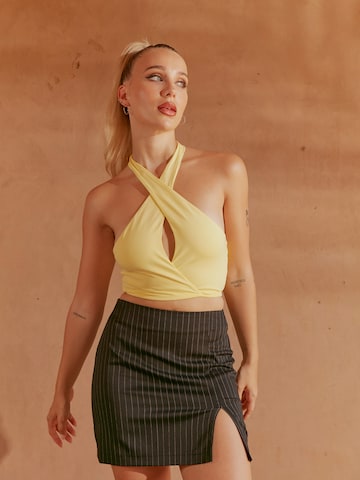 Ema Louise x ABOUT YOU Top 'Ayla' in Yellow: front