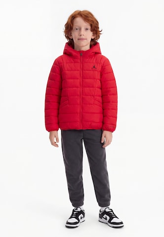 Veste mi-saison Jordan en rouge : devant