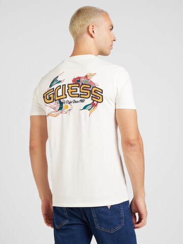 GUESS T-Shirt 'KOI FISH' in Weiß