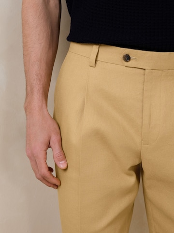 Next - regular Pantalón de pinzas 'N. Premium' en amarillo