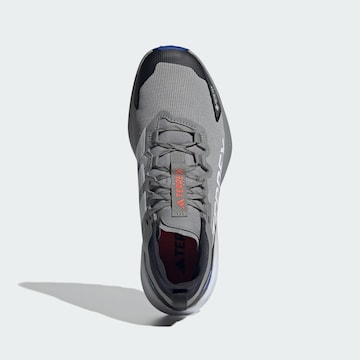 Chaussure de course 'Agravic GTX' ADIDAS TERREX en gris