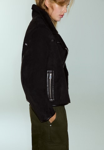 Pull&Bear Prehodna jakna | črna barva