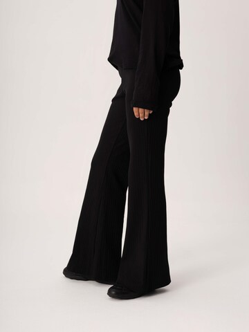 FEMSSY Rozkloszowany krój Spodnie 'SWAY PANTS BLACK' w kolorze czarny