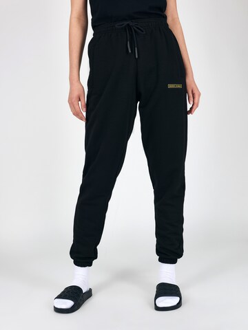 Magdeburg Los Angeles Tapered Broek in Zwart: voorkant