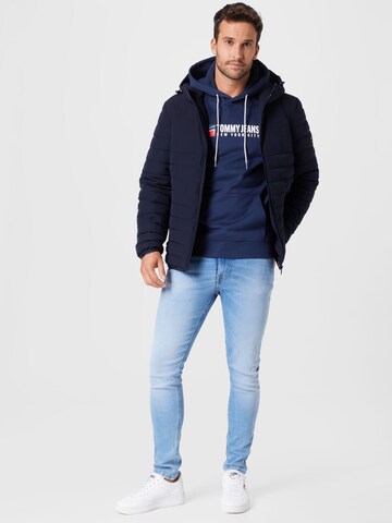 TOMMY HILFIGER Tussenjas in Blauw