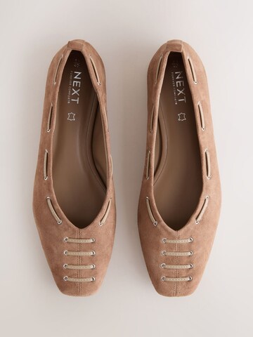 Next - Bailarina en marrón