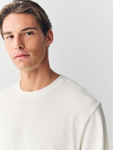 Tricou de la Next pe bej