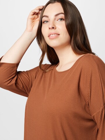 Vero Moda Curve Koszulka 'IVY' w kolorze brązowy
