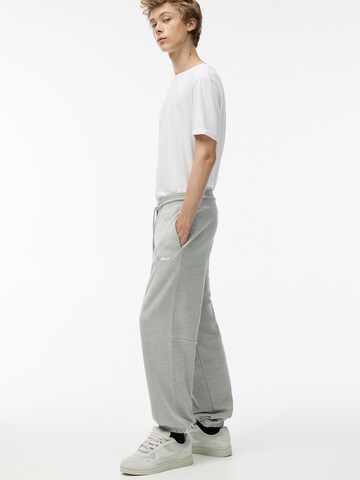 Pull&Bear Дънки Tapered Leg Панталон в сиво