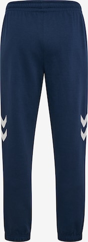 Zo draag je de klassieke zwarte broek deze winter Zo draag je de klassieke zwarte broek deze winter