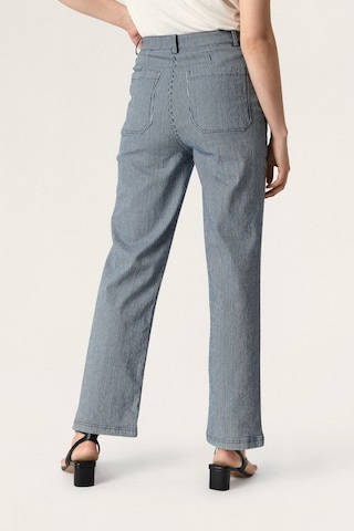 SOAKED IN LUXURY Loose fit Pleated Pants 'Swan' in Blue