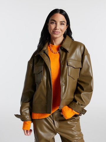 ABOUT YOU x Chiara Biasi Between-Season Jacket 'Dominic' in Green: front