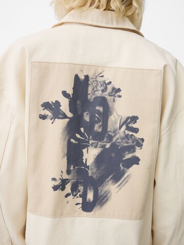 Bershka Přechodná bunda – béžová
