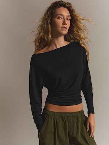 Bershka Shirt in Zwart: voorkant