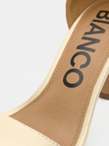 Sandale cu baretă 'ADORE' de la Bianco pe alb