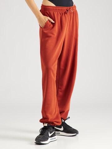 Nike Sportswear Regular Broek in Oranje: voorkant