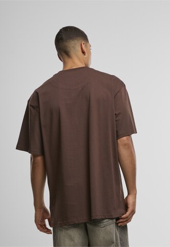 Karl Kani - Camiseta 'Essential' en marrón