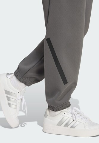 Effilé Pantalon de sport 'Z.N.E. ' ADIDAS SPORTSWEAR en gris