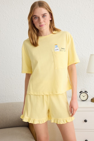 Trendyol Shorty in Yellow: front
