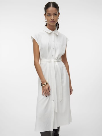 Robe-chemise 'MYMILO' VERO MODA en blanc : devant