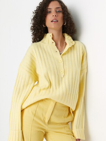 Pullover di Trendyol in giallo