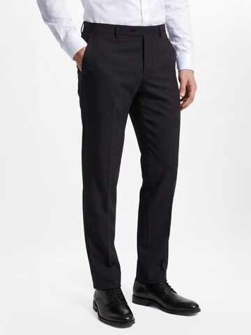 Regular Pantalon à plis Finshley & Harding en noir : devant