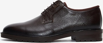 Chaussure à lacets Derimod en marron : devant
