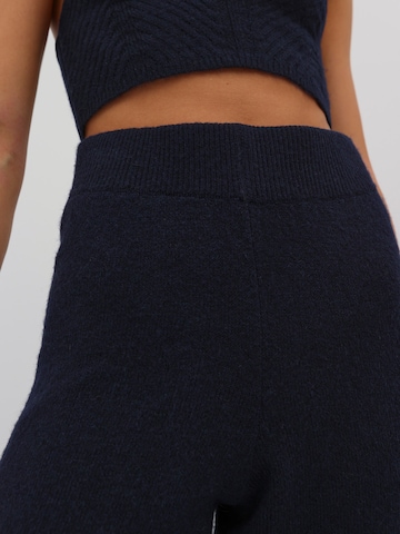 EDITED Zwężany krój Spodnie 'Bevan' w kolorze niebieski