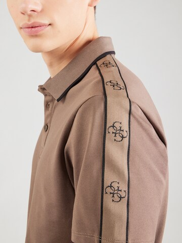 Maglietta 'QUATTRO' di GUESS in marrone