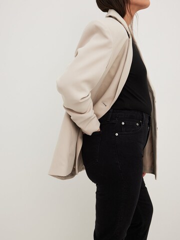NA-KD Regular Jeans in Schwarz